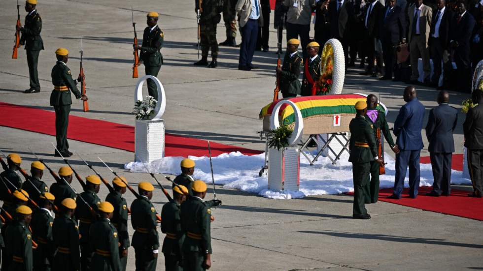 La dépouille de Robert Mugabe rapatriée au Zimbabwe pour des funérailles nationales La dépouille de Robert Mugabe rapatriée au Zimbabwe pour des funérailles nationales