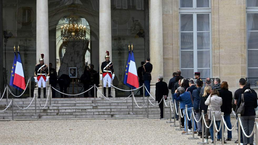 À l’Élysée, un flot continu d’anonymes rend hommage à Jacques Chirac