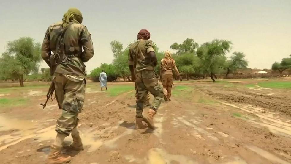 Mali : au moins 25 morts et 60 portés disparus dans des attaques de camps militaires