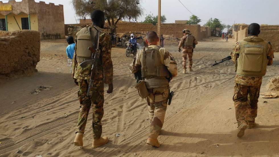 Après la mort de soldats, des Maliens manifestent malgré le deuil national Après la mort de soldats, des Maliens manifestent malgré le deuil national