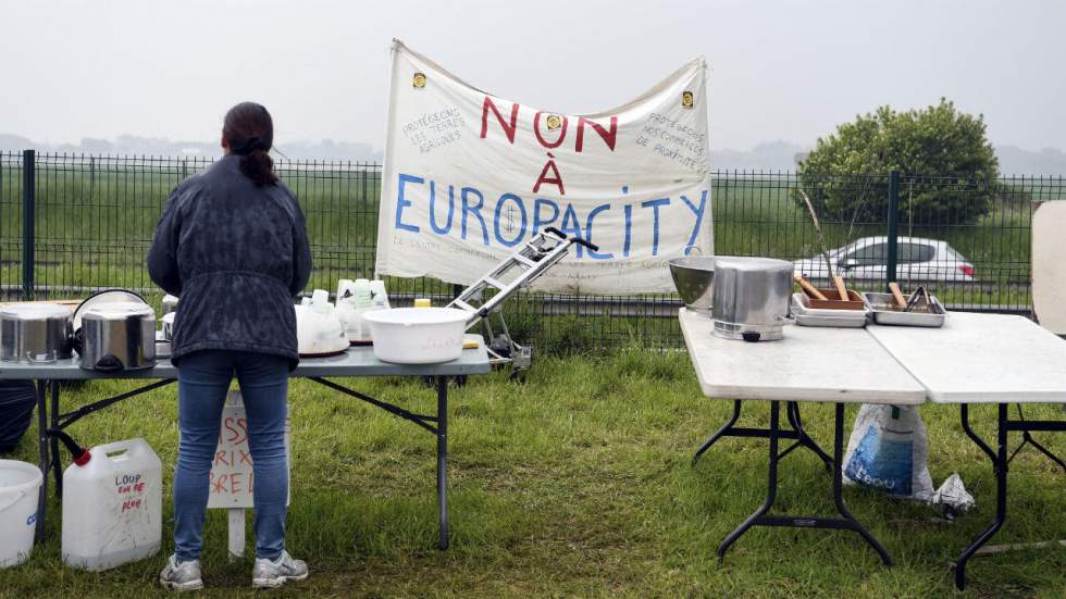 Marche "citoyenne" d'opposants à Europacity, promoteurs et élus maintiennent le cap