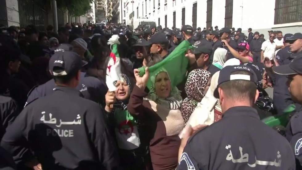 Algérie : la police empêche pour la première fois la marche de contestation des étudiants