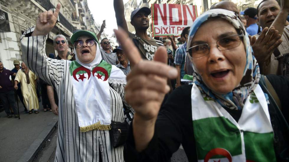 Malgré le "climat de répression", les Algériens continuent de défiler Malgré le "climat de répression", les Algériens continuent de défiler