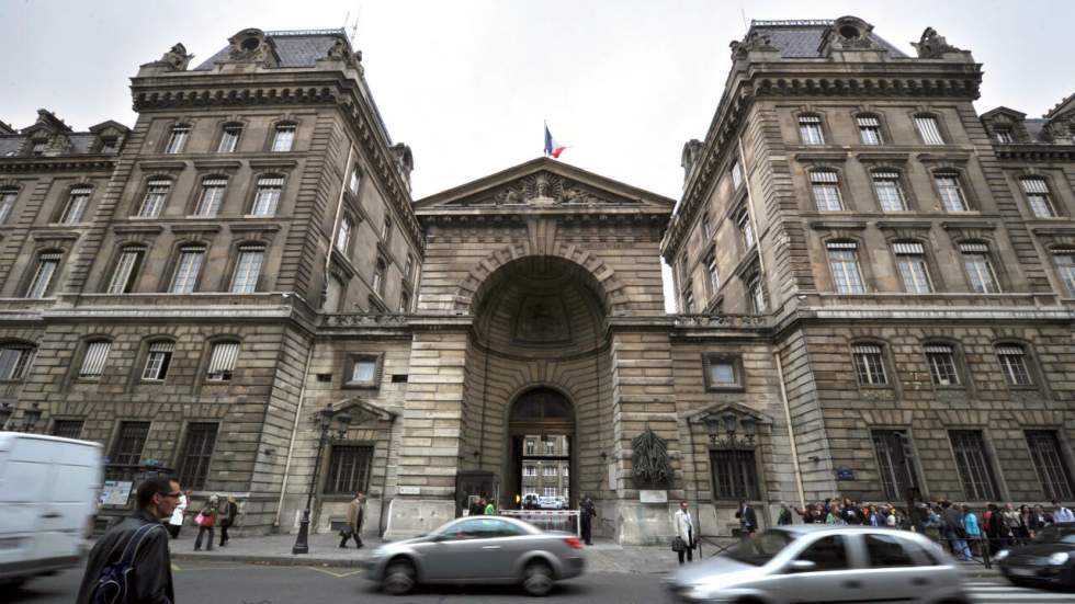 Attaque de la préfecture de police de Paris : cinq interpellations dans l'entourage du tueur