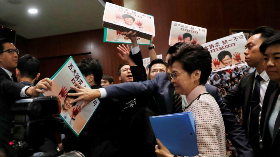 Hong Kong : Carrie Lam, huée par l'opposition, renonce à son discours au Parlement Hong Kong : Carrie Lam, huée par l'opposition, renonce à son discours au Parlement