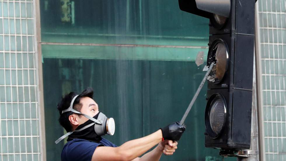 La foule défie la police à Hong Kong après l'agression de deux militants