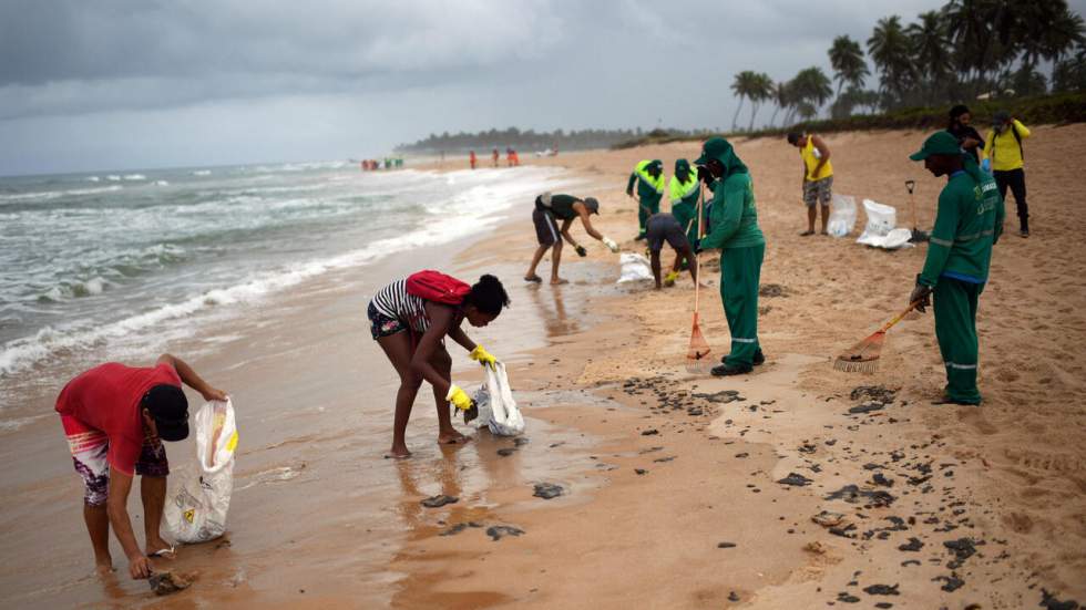 Marée noire au Brésil : la population inquiète, les autorités minimisent le danger