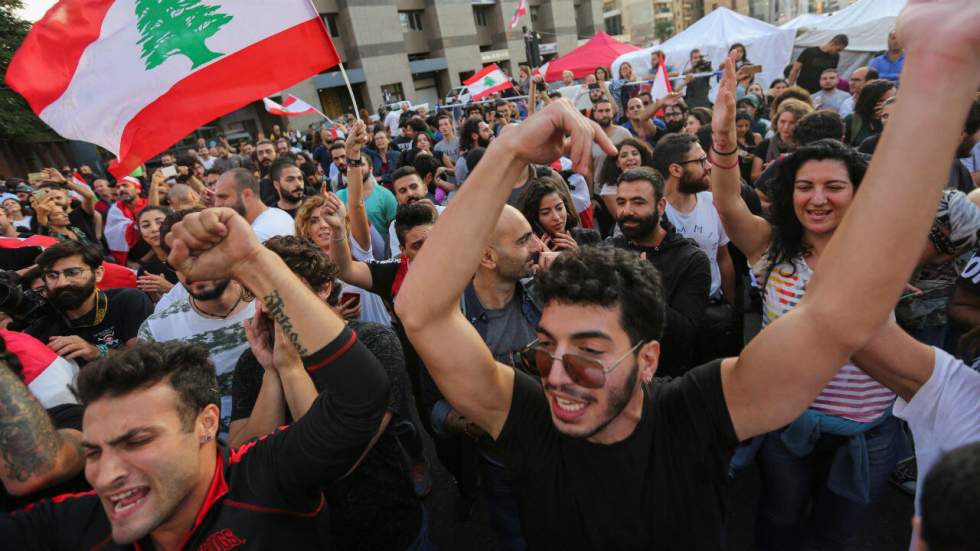 Du Nord au Sud, les manifestants libanais célèbrent la chute du gouvernement Hariri