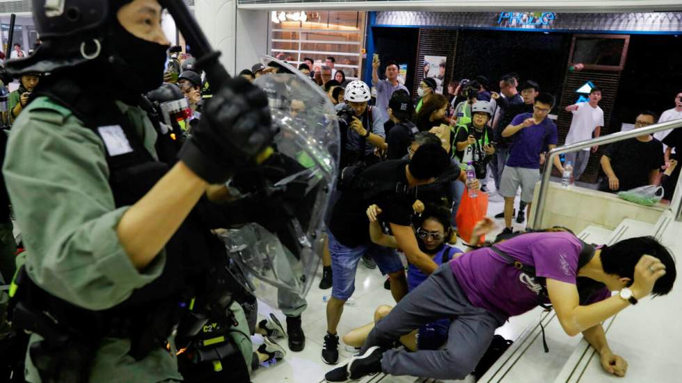 Nouvelle journée émaillée d'incidents à Hong Kong, six blessés dans une attaque au couteau