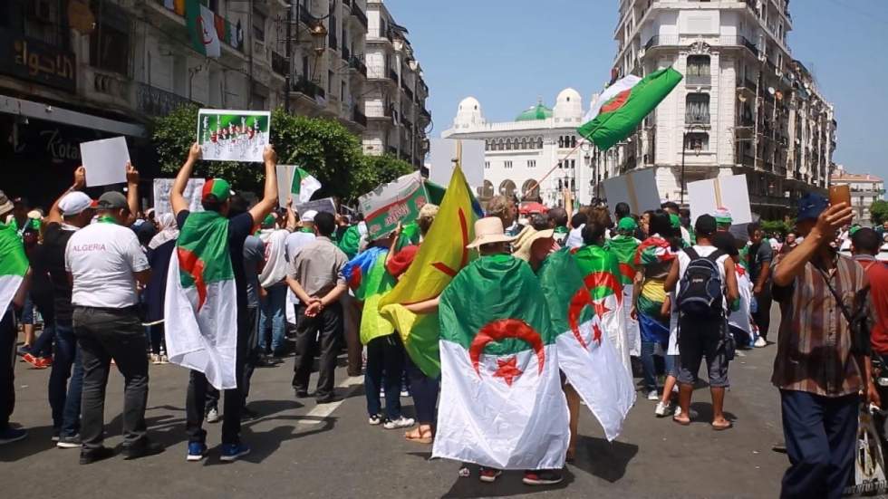 Algérie : six mois de prison pour 28 manifestants ayant brandi le drapeau berbère