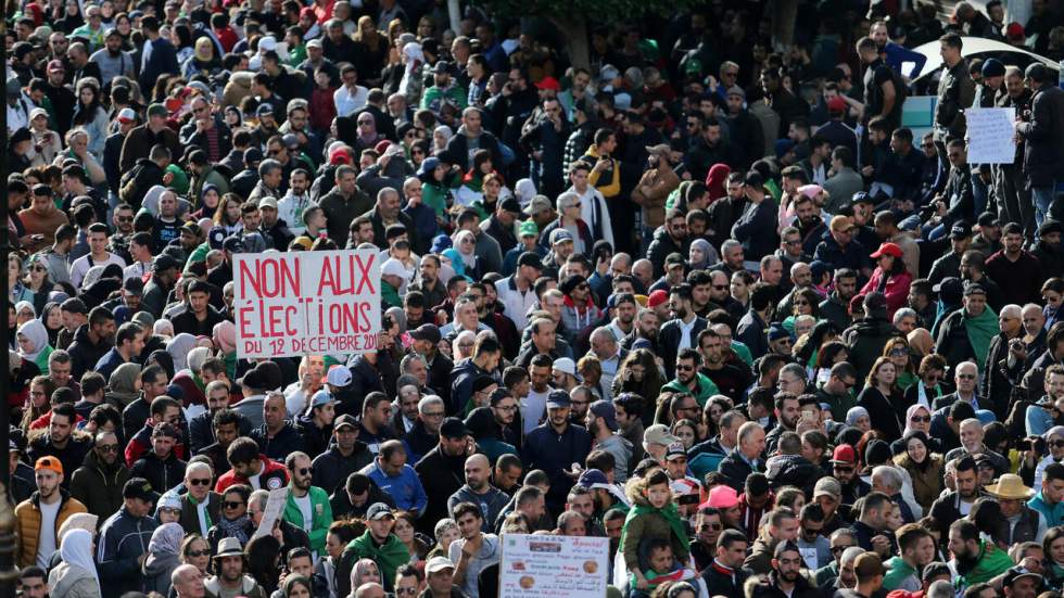 Présidentielle en Algérie : abstention record et manifestations de masse