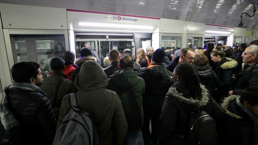 Emmanuel Macron juge "historique" la réforme des retraites, les transports toujours perturbés