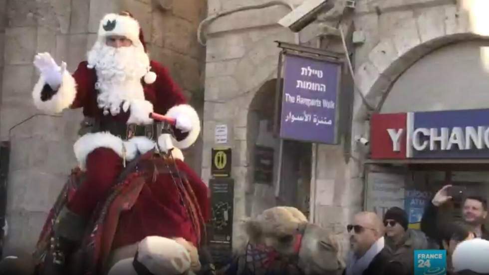 À Jérusalem, le Père Noël fait une entrée remarquée à dos de chameau À Jérusalem, le Père Noël fait une entrée remarquée à dos de chameau