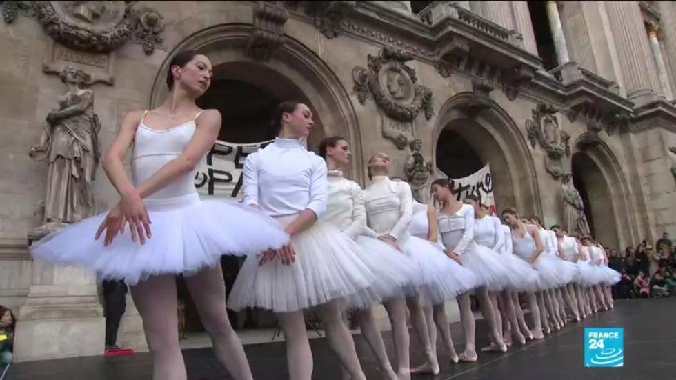 Les danseuses de l’Opéra de Paris se produisent dans la rue pour défendre leurs droits