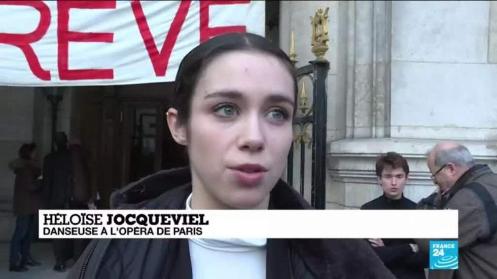 Les danseuses de l’Opéra de Paris se produisent dans la rue pour défendre leurs droits