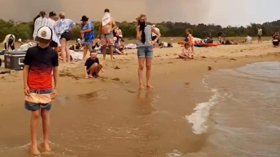 Incendies en Australie : opération de sauvetage pour les rescapés sur les plages Incendies en Australie : opération de sauvetage pour les rescapés sur les plages