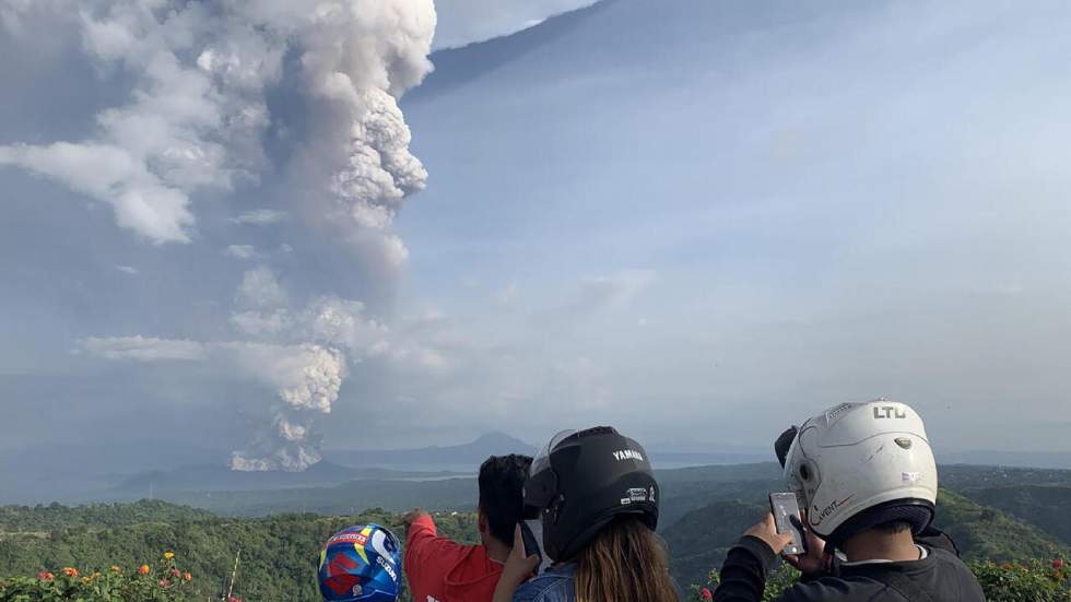 Philippines : le volcan Taal menace, entraînant évacuations et annulations de vols