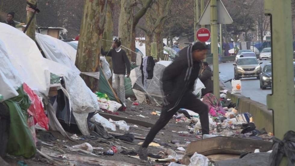 Rue et camps de fortune : des salles d’attente pour des milliers de demandeurs d’asile à Paris Rue et camps de fortune : des salles d’attente pour des milliers de demandeurs d’asile à Paris