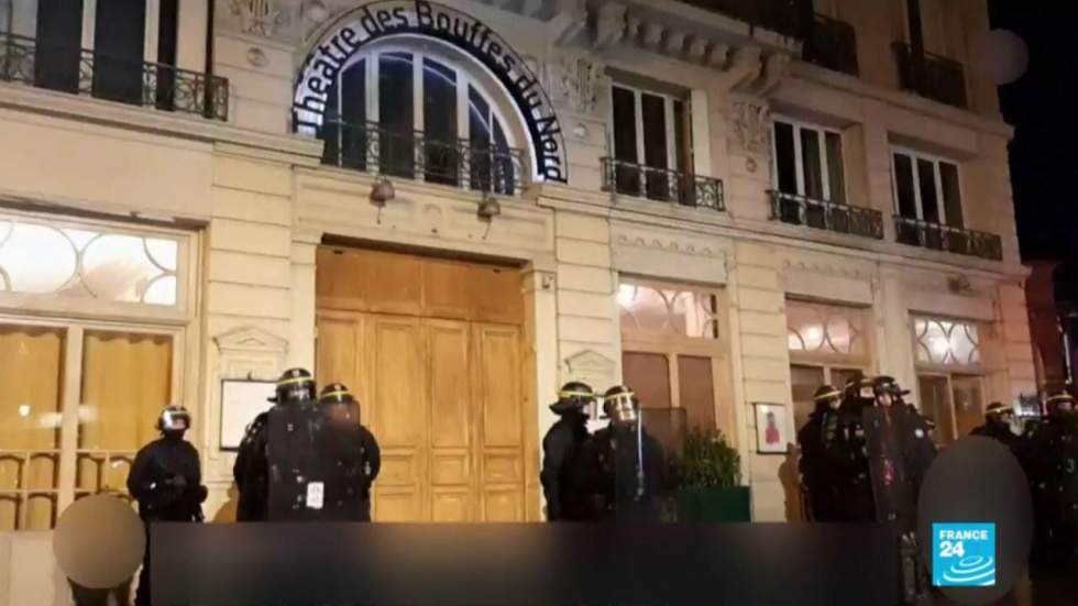 À Paris, des manifestants perturbent une sortie d'Emmanuel Macron au théâtre