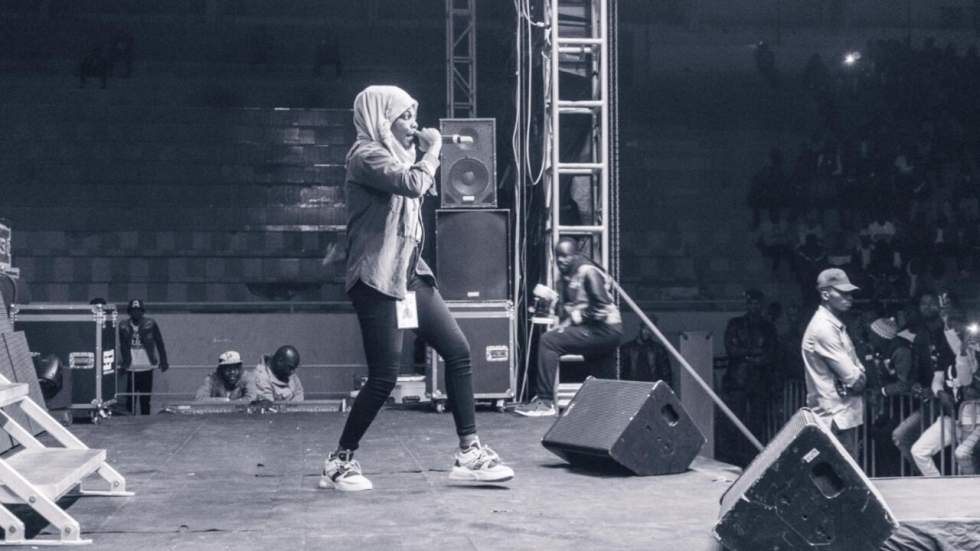 Mina la voilée, la résistante de la scène hip-hop sénégalaise Mina la voilée, la résistante de la scène hip-hop sénégalaise