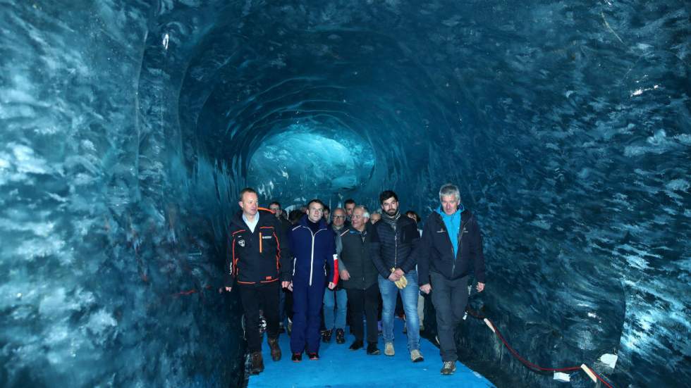 Au pied du mont Blanc, Emmanuel Macron souligne "notre vulnérabilité" écologique