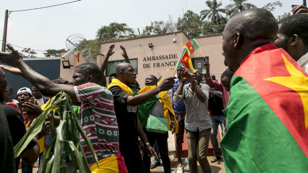 "Le Cameroun n'est pas un DOM-TOM" : manifestation à Yaoundé contre les propos de Macron "Le Cameroun n'est pas un DOM-TOM" : manifestation à Yaoundé contre les propos de Macron