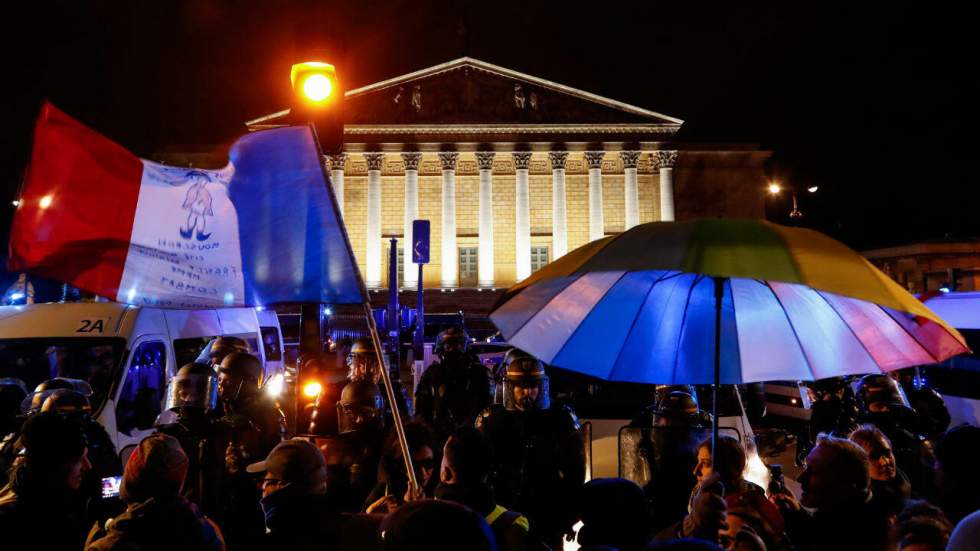 France : l’opposition et les syndicats vent debout après le recours au 49-3