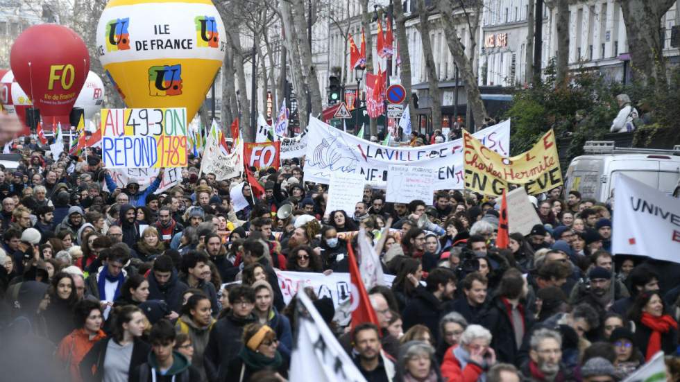 Réforme des retraites : des manifestations peu fournies à Paris et en province contre le 49-3