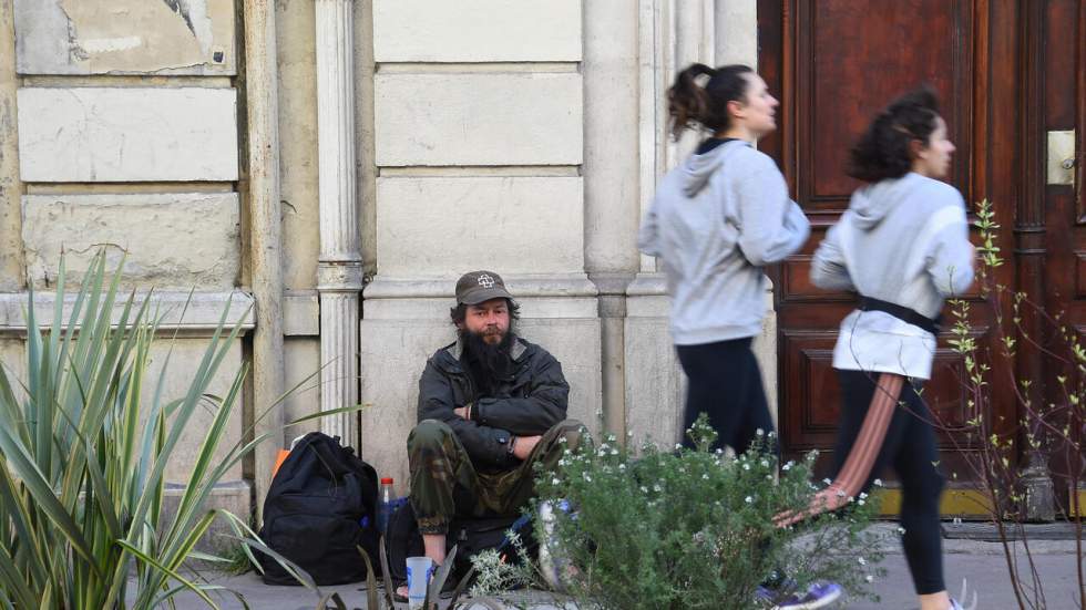 Seuls et fragiles face au coronavirus (1/3) : "Ne pas oublier ceux qui s'occupent des invisibles"