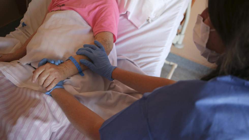 Covid-19 en France : 437 morts en 24 h, léger recul du nombre d'hospitalisations Covid-19 en France : 437 morts en 24 h, léger recul du nombre d'hospitalisations