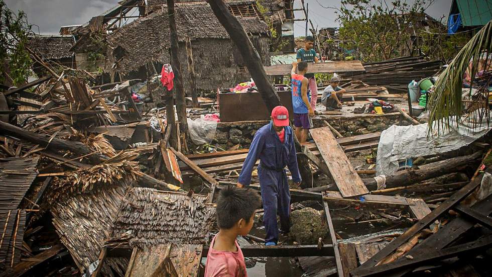 Typhon Vongfong aux Philippines : 140 000 personnes réfugiées dans des abris d'urgence