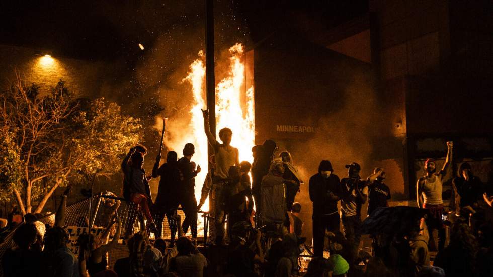 Mort de George Floyd : nouvelle nuit d'émeutes à Minneapolis, un poste de police incendié