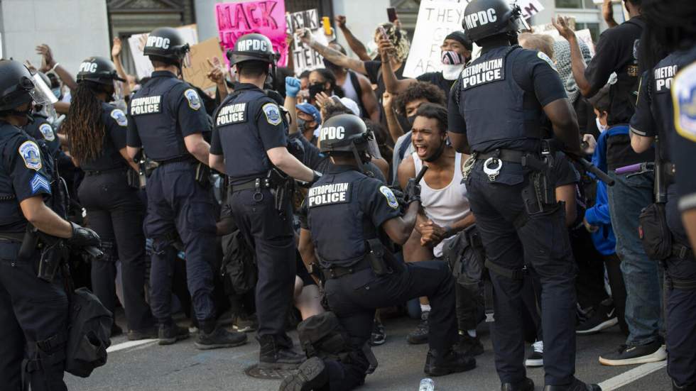 Mort de George Floyd : quand la police s'agenouille à la demande des manifestants