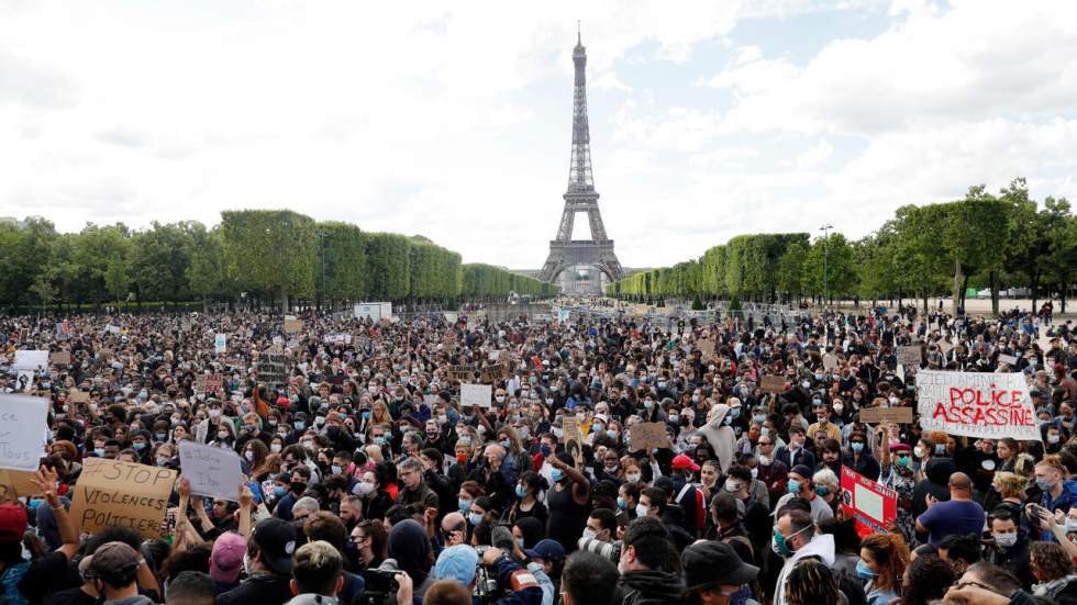 Violences policières : en France, des milliers de manifestants dans la rue malgré les interdictions