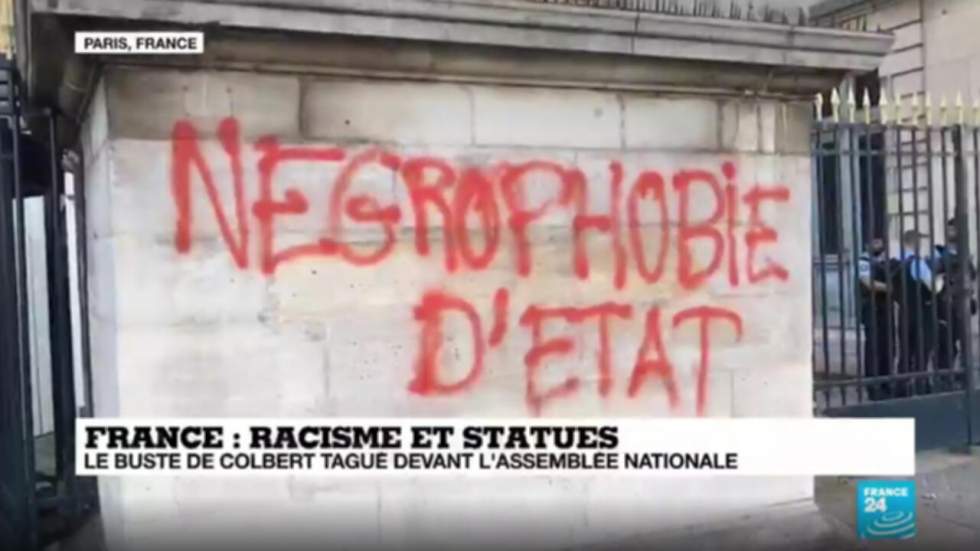 Un tag "Négrophobie d'État" recouvre la statue de Colbert devant l'Assemblée nationale Un tag "Négrophobie d'État" recouvre la statue de Colbert devant l'Assemblée nationale