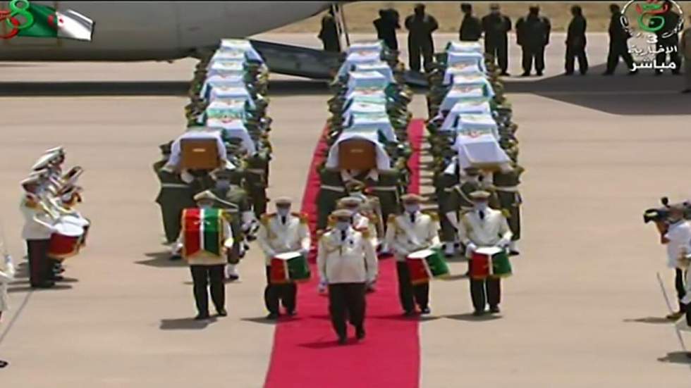 Les restes de 24 combattants tués lors de la colonisation française sont arrivés en Algérie Les restes de 24 combattants tués lors de la colonisation française sont arrivés en Algérie