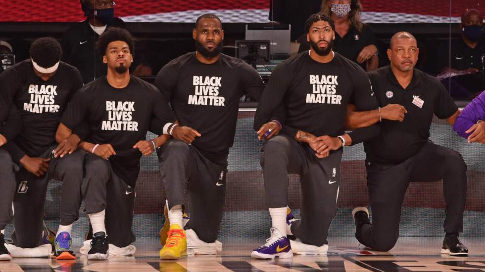 Un genou à terre en soutien à Black Lives Matter, la NBA a repris dans la bulle sanitaire d'Orlando