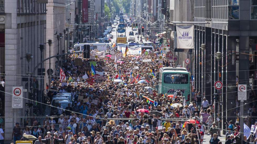 Covid-19 : à Berlin, des milliers de manifestants "anticorona" font entendre leur voix