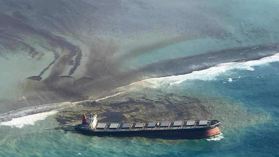 En images : l’île Maurice, paradis aux eaux cristallines, menacée par une marée noire