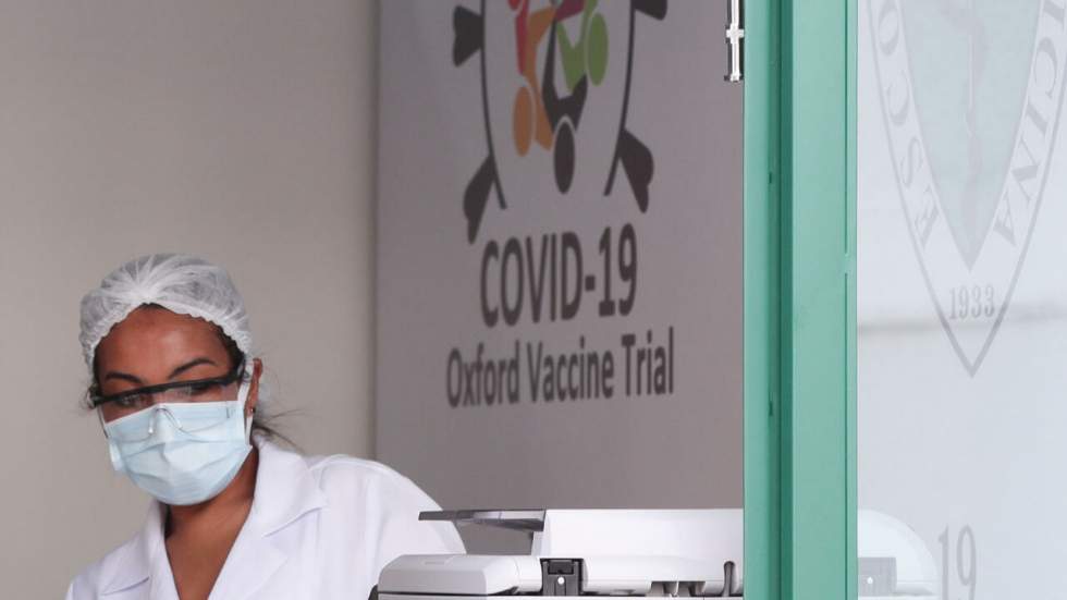 Covid-19 : les essais du vaccin d'Oxford interrompus par le groupe AstraZeneca