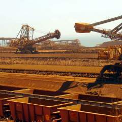 Départ du patron du Rio Tinto après le dynamitage d'un site aborigène Départ du patron du Rio Tinto après le dynamitage d'un site aborigène