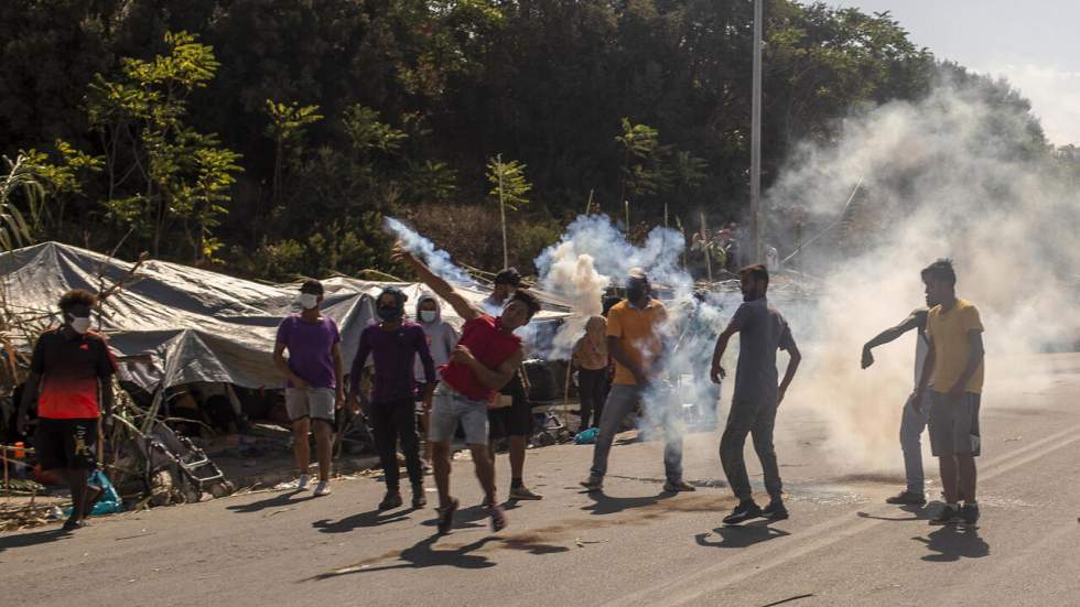 Lesbos : des affrontements éclatent entre policiers et migrants, après l'incendie du camp de Moria