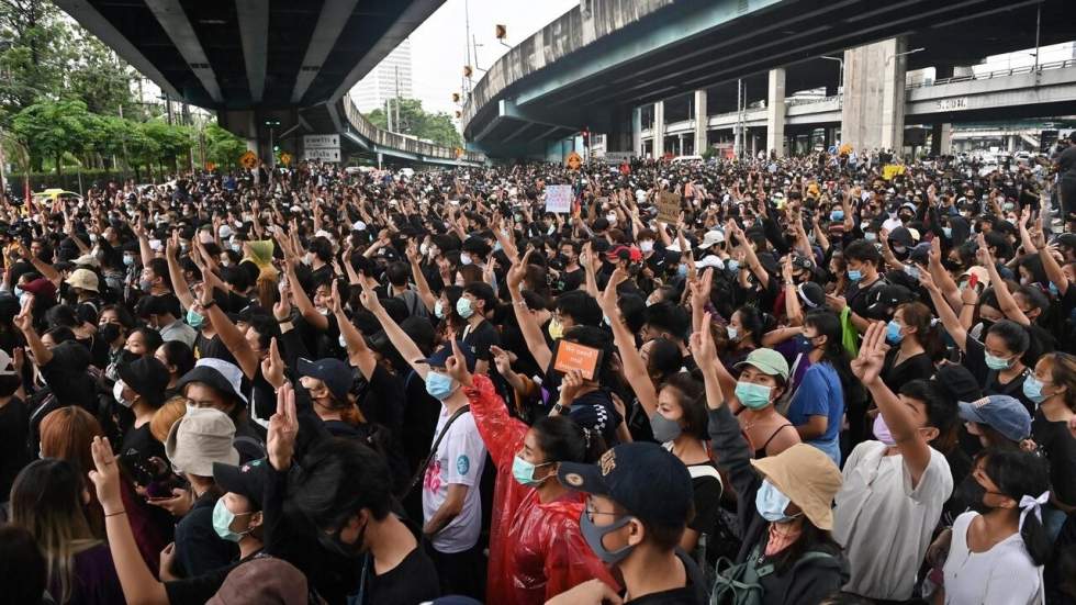 Thaïlande : des dizaines de milliers de manifestants continuent à défier l'État d'urgence