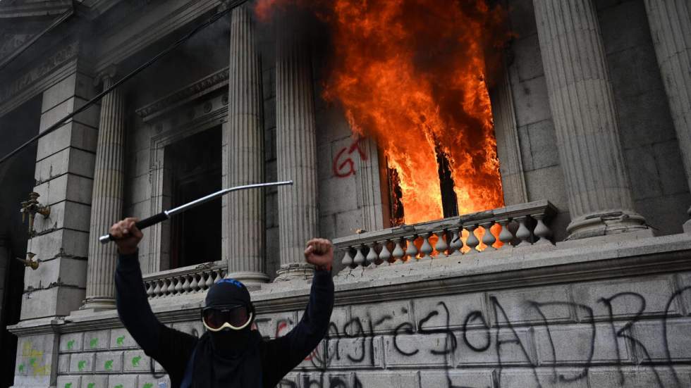 Excédés par de nouvelles coupes budgétaires, des manifestants incendient le Congrès au Guatemala