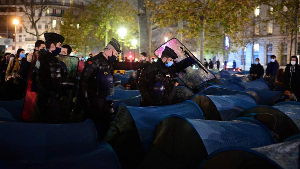 Un nouveau camp de migrants violemment démantelé à Paris