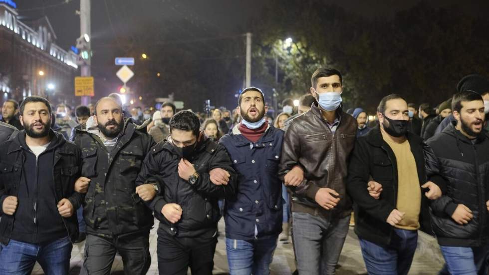 Arménie : des milliers de manifestants réclament le départ du Premier ministre Nikol Pachinian