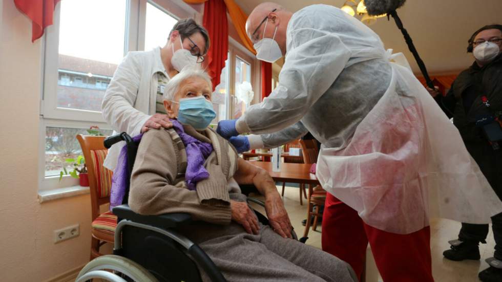 Covid-19 : une centenaire, première personne à recevoir le vaccin en Allemagne