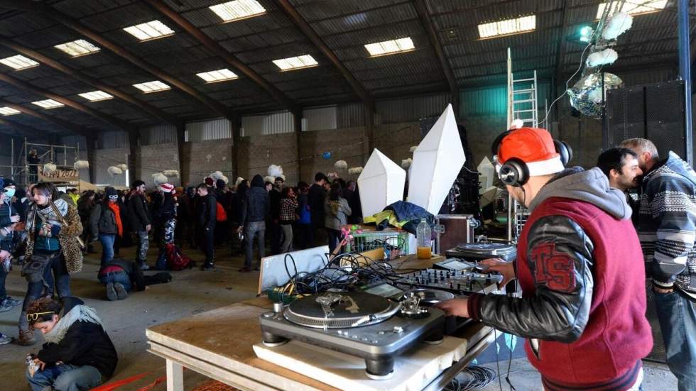 Covid-19 en France : plus de 1 600 verbalisations au terme d'une fête sauvage Covid-19 en France : plus de 1 600 verbalisations au terme d'une fête sauvage