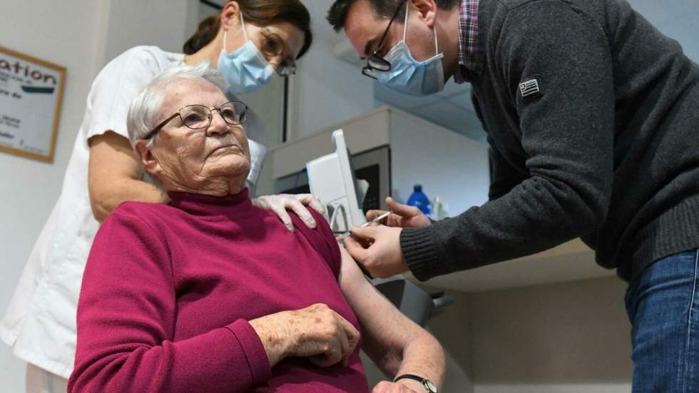 Covid-19 : plusieurs milliers de personnes vaccinées ce lundi, assure Olivier Véran