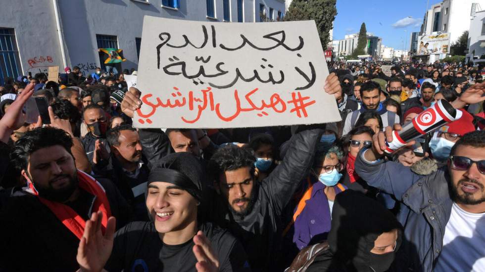 Des centaines de Tunisiens manifestent près du Parlement barricadé